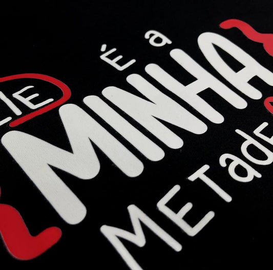 Camiseta Feminina Preta Ele é a minha metade
