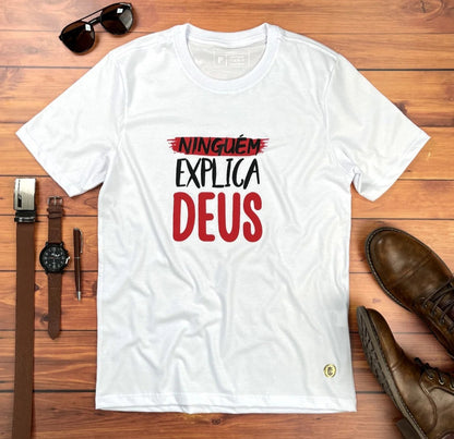 Camiseta Masculina Branca Ninguém explica Deus