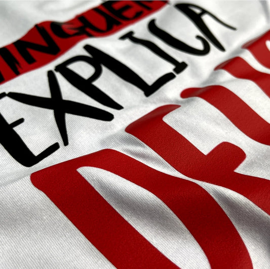 Camiseta Feminina Branca Ninguém Explica Deus