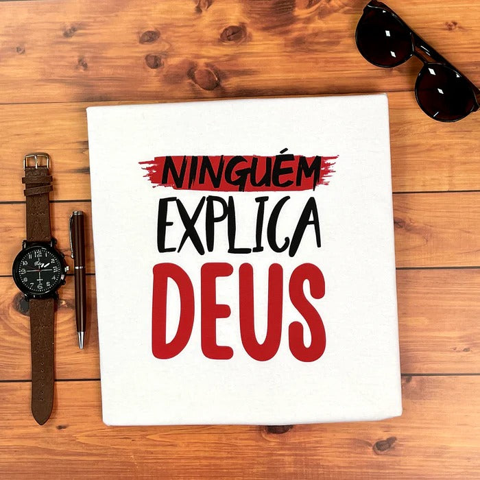 Camiseta Masculina Branca Ninguém explica Deus